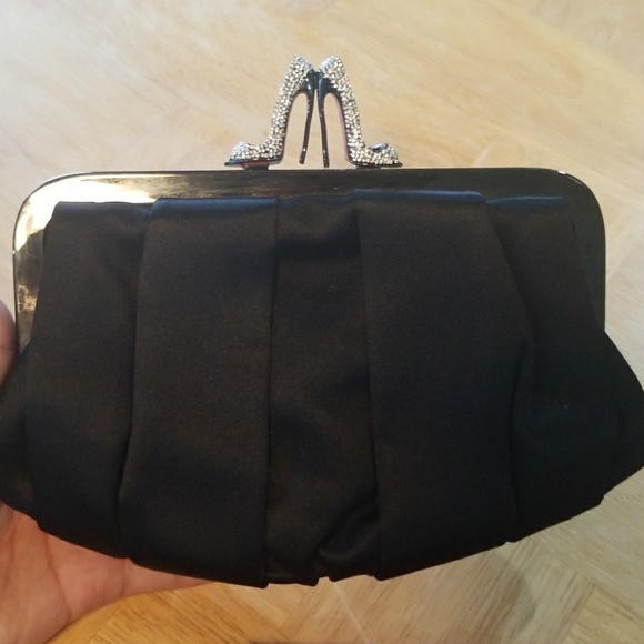 Christian Louboutin Handbags - Sale 🎉 Loubi clutch